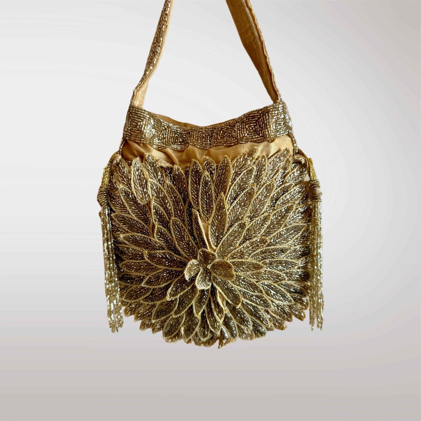 Bolso-Ariel-Dorado-My-Indian-Stories—bolso-de-mano-elegante-en-tono-dorado-con-diseño-artesanal—detalles-únicos-que-combinan-con-cualquier-look