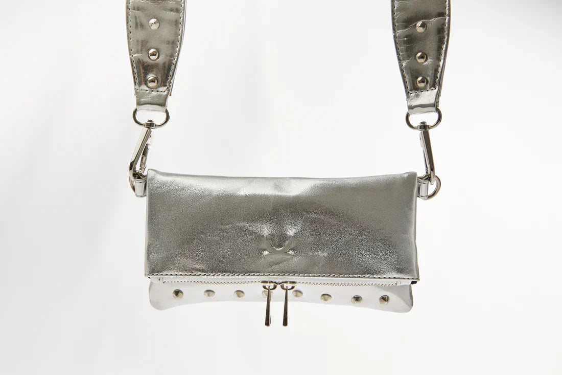Bolso-mini-de-cuero-sintético-metalizado-plata-con-cierre-de-solapa-imán-correa-desmontable-de-cuero-con-estoperoles-bolsillo-trasero-con-cremallera.