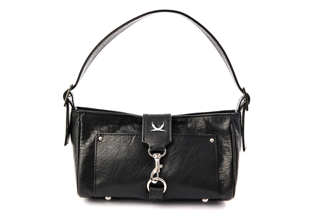 Bolso-de-hombro-en-cuero-texturizado-negro-con-cierre-de-solapa-y-mosquetón-detalles-en-metal-plata-correa-ajustable-y-bolsillos-exteriores.