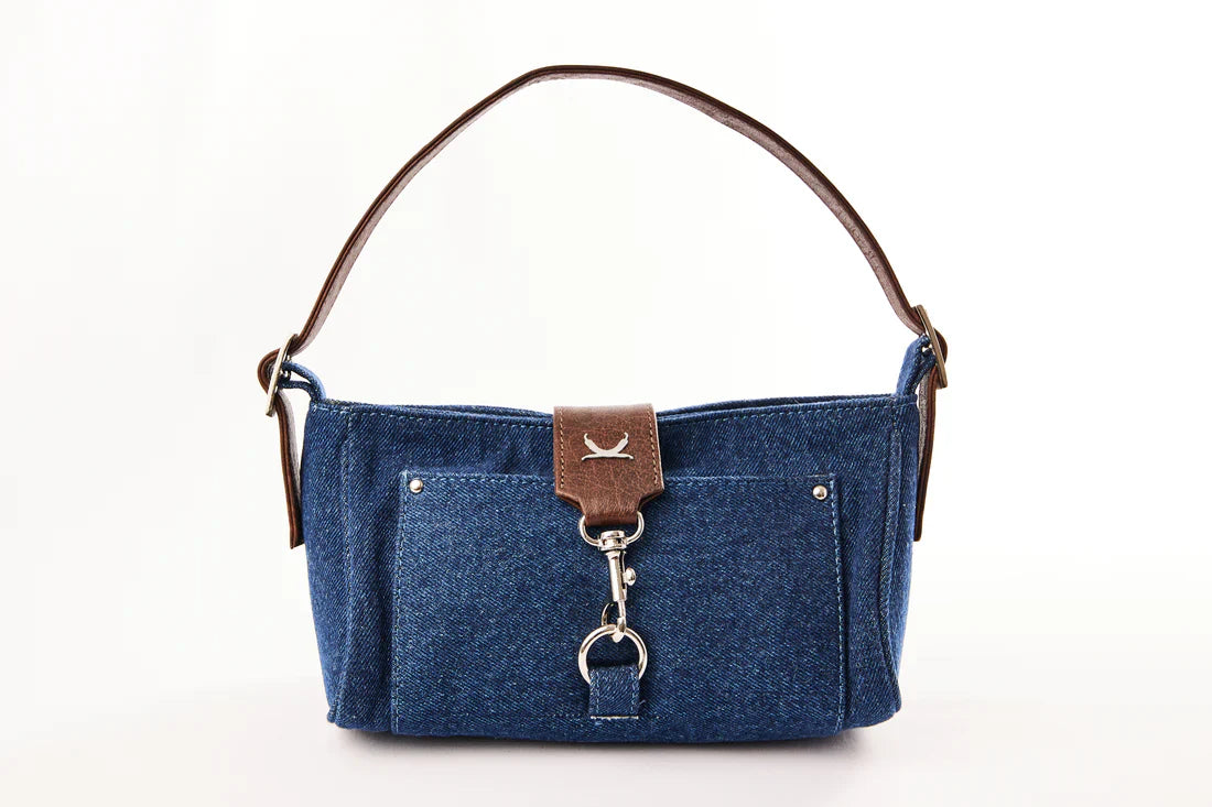 Bolso-de-hombro-en-denim-y-cuero-texturizado-marrón-con-cierre-de-solapa-con-mosquetón-correa-ajustable-bolsillos-exteriores-y-espacio-interior-amplio.