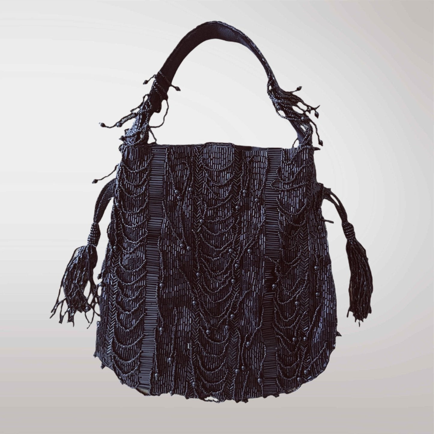 Bolso-Jasmin-Black-My-Indian-Stories—bolso-de-mano-elegante-en-tono-negro-con-diseño-artesanal—detalles-exclusivos-que-se-adaptan-a-cualquier-look