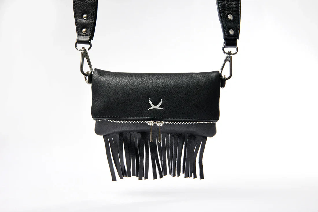 Bolso-mini-de-cuero-texturizado-negro-con-acabado-en-metal-plata-franjas-de-doble-cierre-imán-correa-detachable-de-cuero-y-bolsillo-trasero-con-cremallera.
