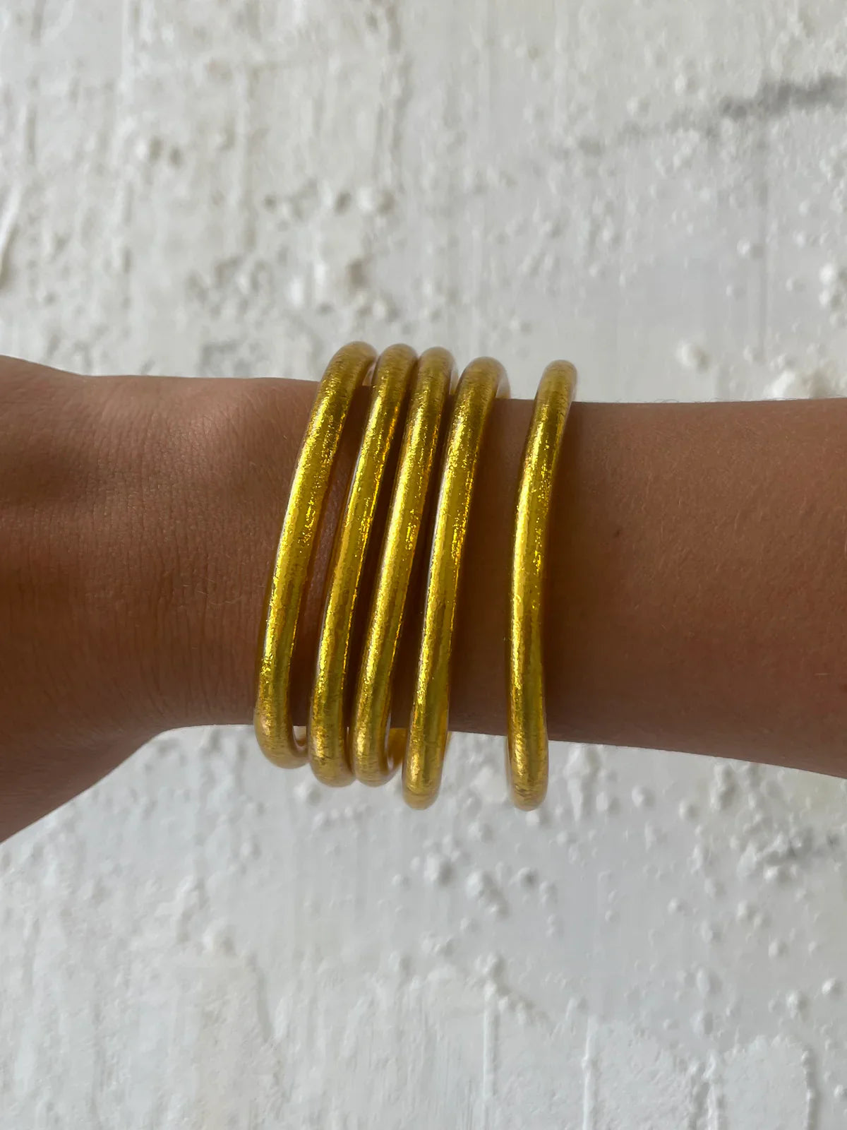 Pack-5-Pulseras-Basic-Pan-de-Oro-Pippa-Gold—set-de-pulseras-artesanales-con-pan-de-oro-encapsulado-en-resina—diseño-elegante-y-versátil-para-combinar-en-cualquier-ocasión