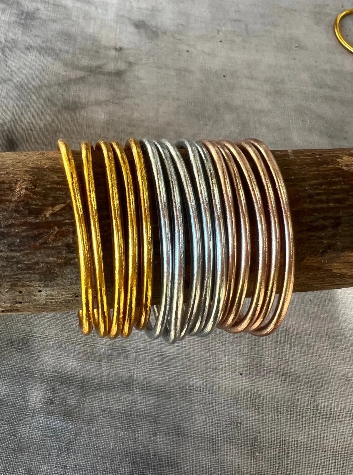 Pack-Finas-Multicolor-Pippa-Gold—set-de-pulseras-artesanales-en-varios-colores-con-pan-de-oro-y-diseño-elegante-y-moderno—perfectas-para-combinar-en-cualquier-ocasión