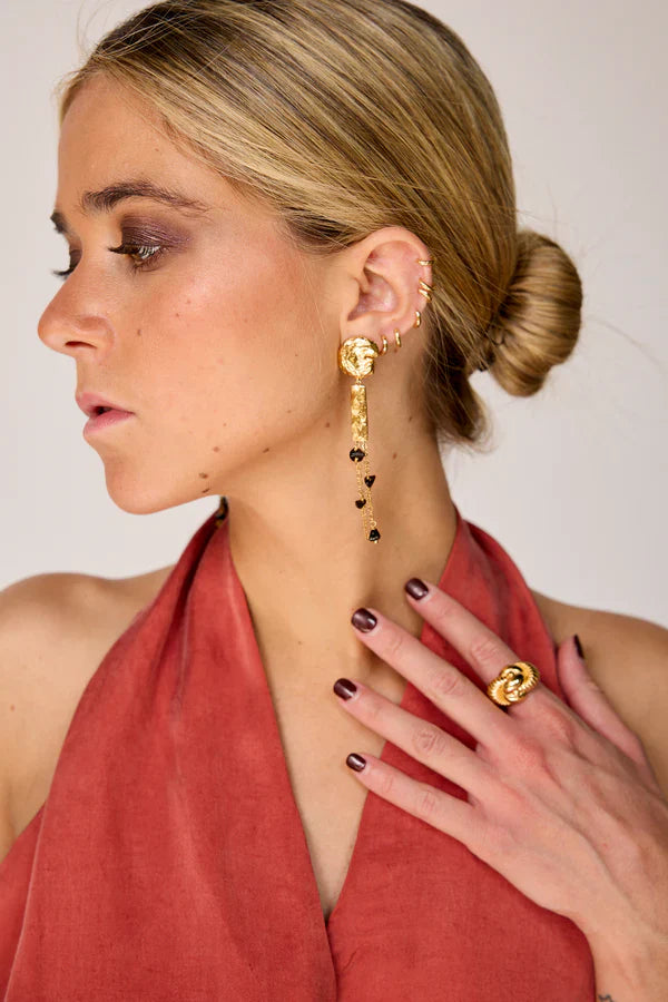 Pendientes-Amuleto-del-Desierto-Dos-Primeras—pendientes-elegantes-inspirados-en-los-amuletos-del-desierto—diseño-único-y-sofisticado-perfecto-para-agregar-un-toque-de-misterio-a-tu-look
