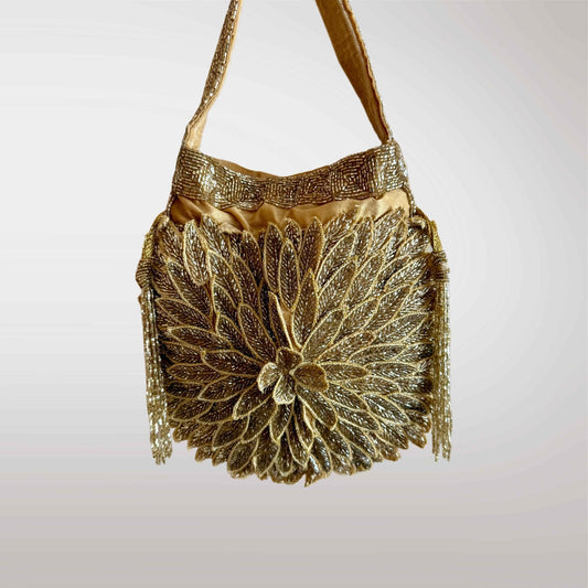 Bolso-Ariel-Dorado-My-Indian-Storiesâ€”bolso-de-mano-elegante-en-tono-dorado-con-diseÃ±o-artesanalâ€”detalles-Ãºnicos-que-combinan-con-cualquier-look