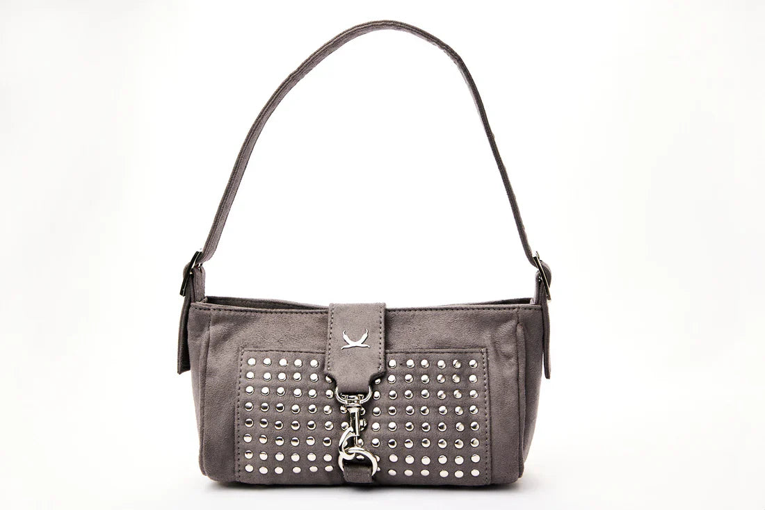 Bolso-de-hombro-compacto-en-cuero-de-ante-gris-con-detalles-en-metal-plateado-bolsillo-frontal-decorado-con-tachuelas-cierre-de-mosquetÃ³n-y-correa-ajustable.