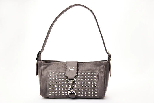 Bolso-de-hombro-compacto-en-cuero-de-ante-gris-con-detalles-en-metal-plateado-bolsillo-frontal-decorado-con-tachuelas-cierre-de-mosquetÃ³n-y-correa-ajustable.