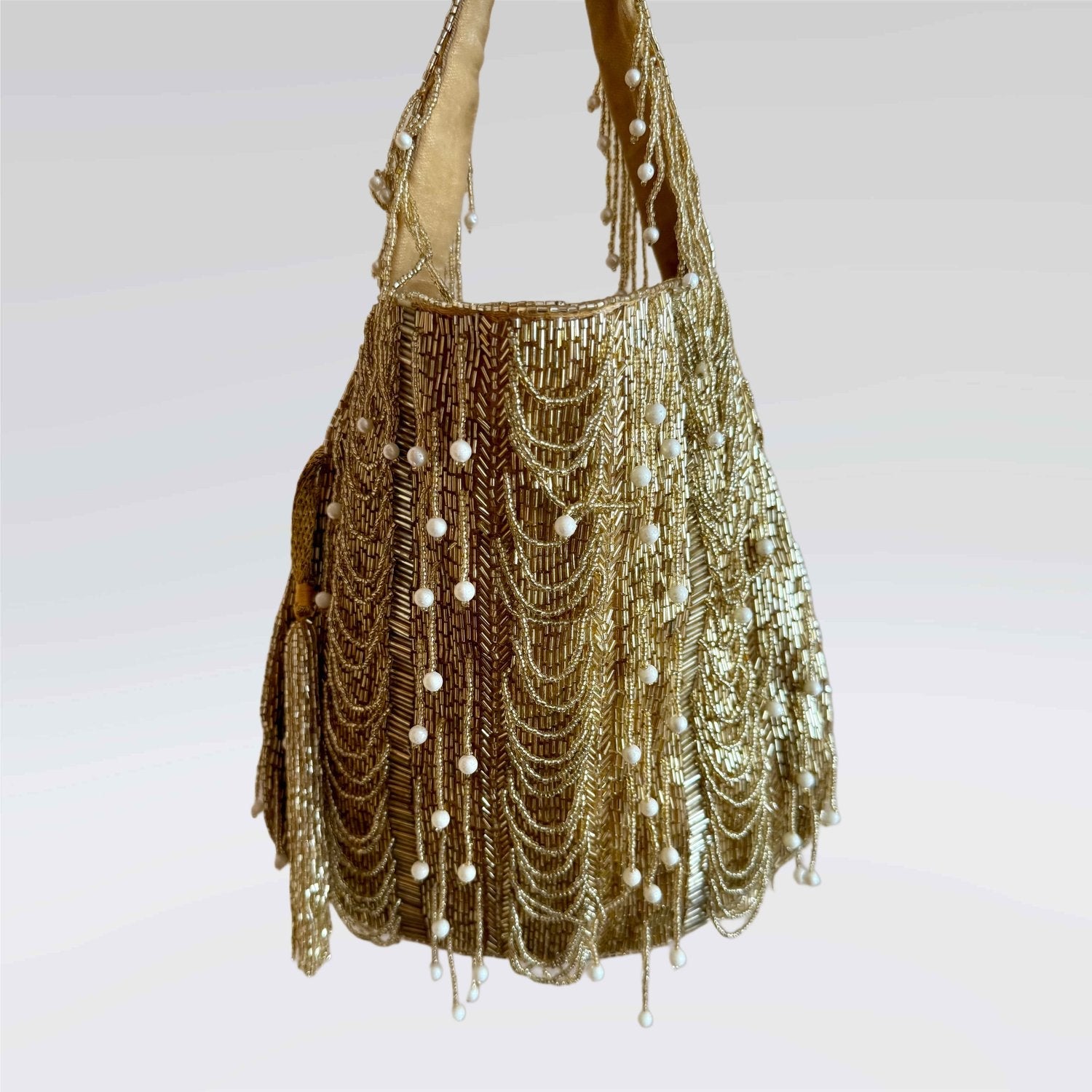 Bolso-Jasmin-Dorado-My-Indian-Storiesâ€”bolso-de-mano-elegante-en-tono-dorado-con-diseÃ±o-artesanalâ€”detalles-exclusivos-que-combinan-con-cualquier-look
