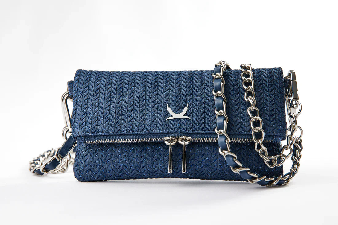 Bolso-de-hombro-en-tejido-azul-metalizado-con-brillo-detalles-en-metal-plata-cierre-de-solapa-con-imÃ¡n-correa-ajustable-y-bolsillo-exterior-con-cremallera.