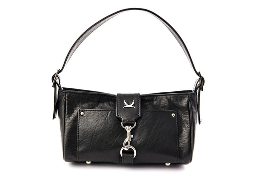 Bolso-de-hombro-en-cuero-texturizado-negro-con-cierre-de-solapa-y-mosquetÃ³n-detalles-en-metal-plata-correa-ajustable-y-bolsillos-exteriores.