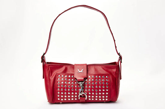 Bolso-de-hombro-compacto-en-cuero-texturizado-color-granate-con-tachuelas-metÃ¡licas-plata-cierre-de-solapa-con-mosquetÃ³n-correa-ajustable-y-bolsillos-exteriores