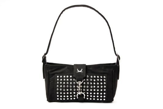 Bolso-de-hombro-compacto-en-cuero-suede-negro-con-detalles-en-metal-plateado-bolsillo-frontal-decorado-con-tachuelas-y-cierre-de-carabiner-con-correa-ajustable.