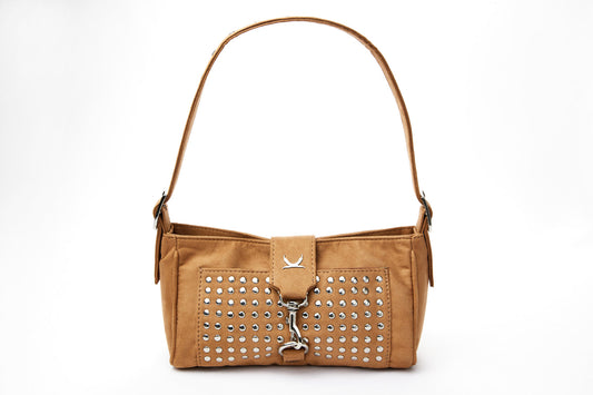 Bolso-de-hombro-compacto-en-cuero-de-ante-beige-con-detalles-metálicos-plateados-bolsillo-frontal-con-tachuelas-y-correa-ajustable.