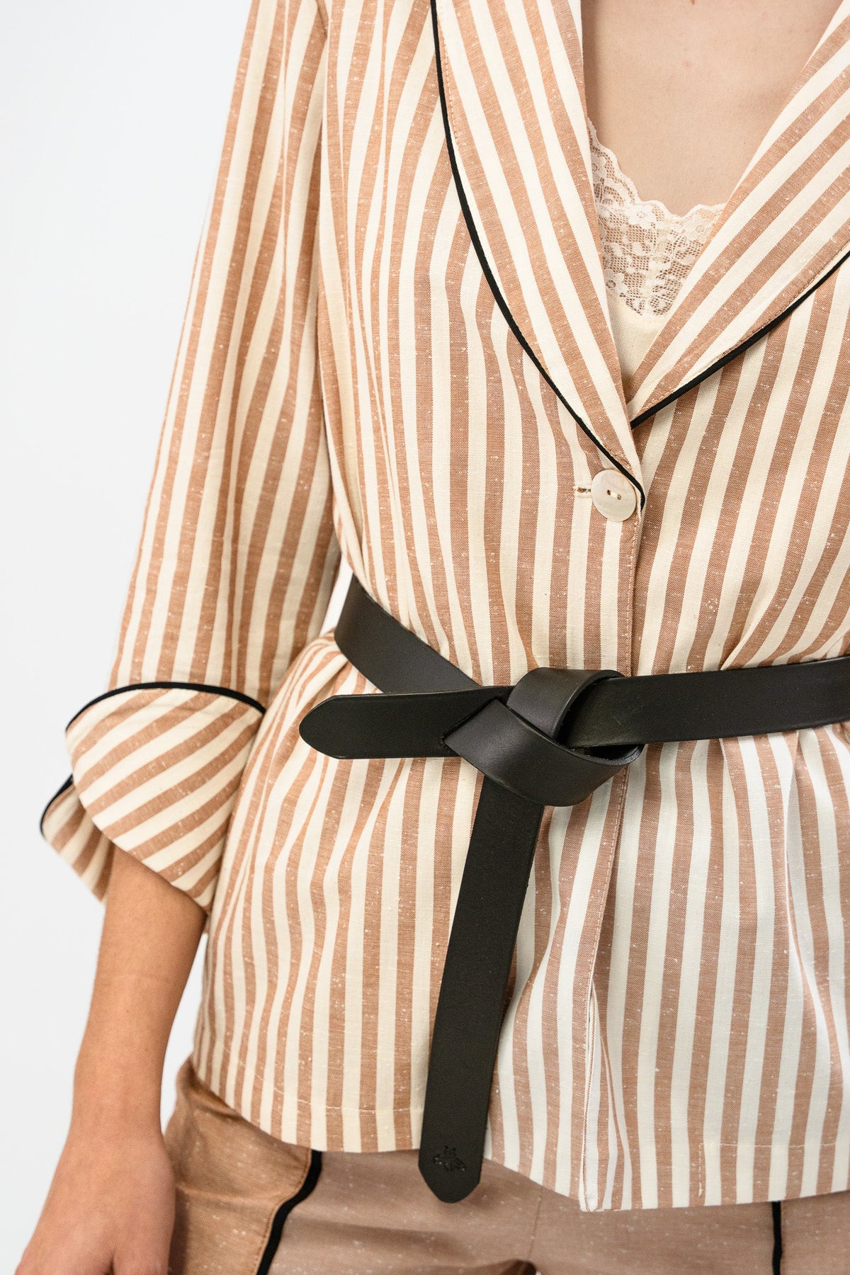 Blazer Dalia, primer plano del tejido de rayas y el vivo